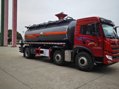 DLQ5269GFWC6解放小三轴腐蚀品运输车