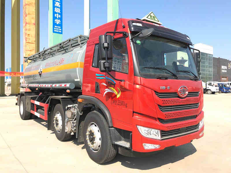 大力牌DLQ5269GFWC6型腐蚀性物品罐式运输车