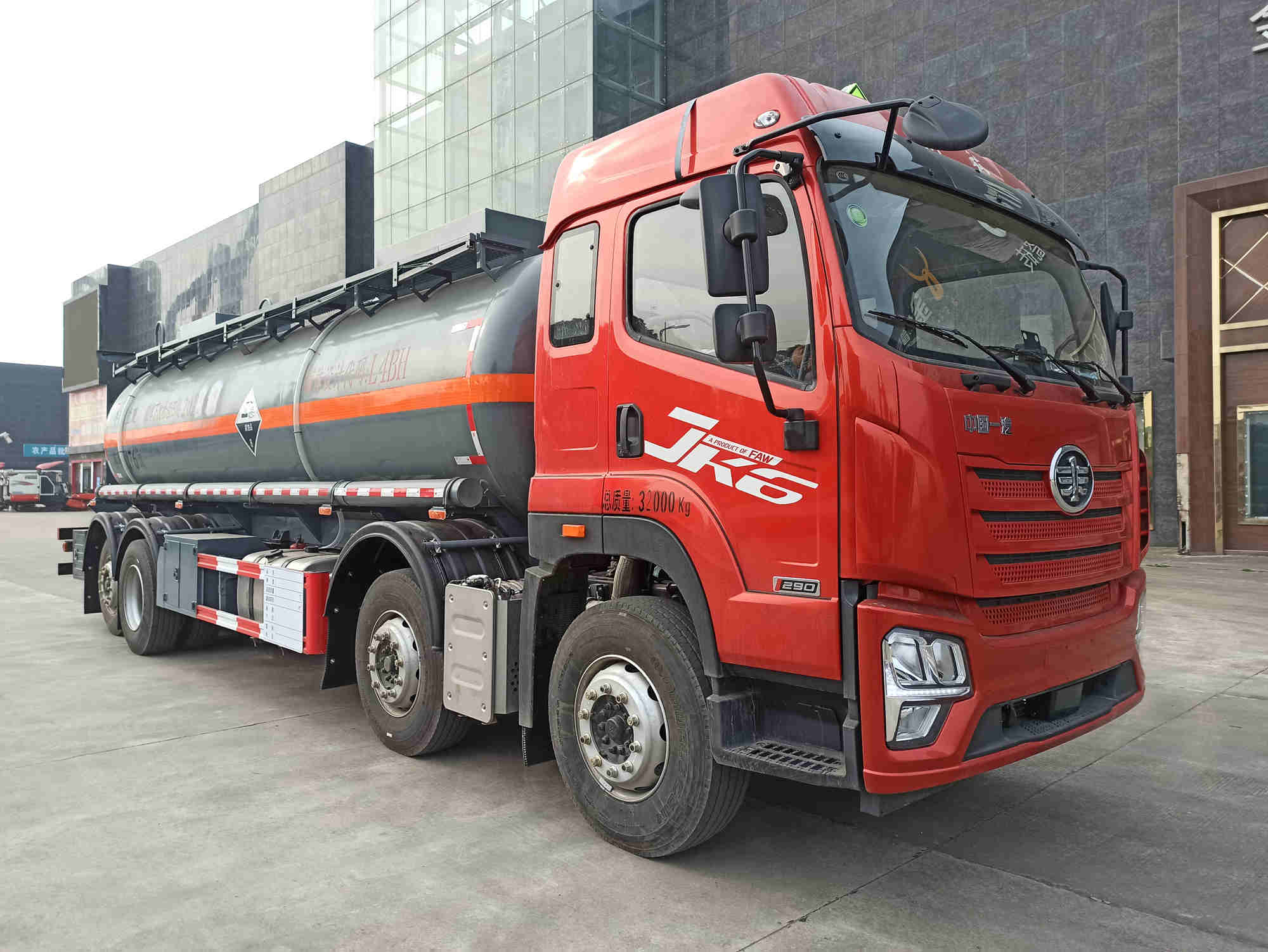 大力牌DLQ5329GFWC6型腐蚀性物品罐式运输车