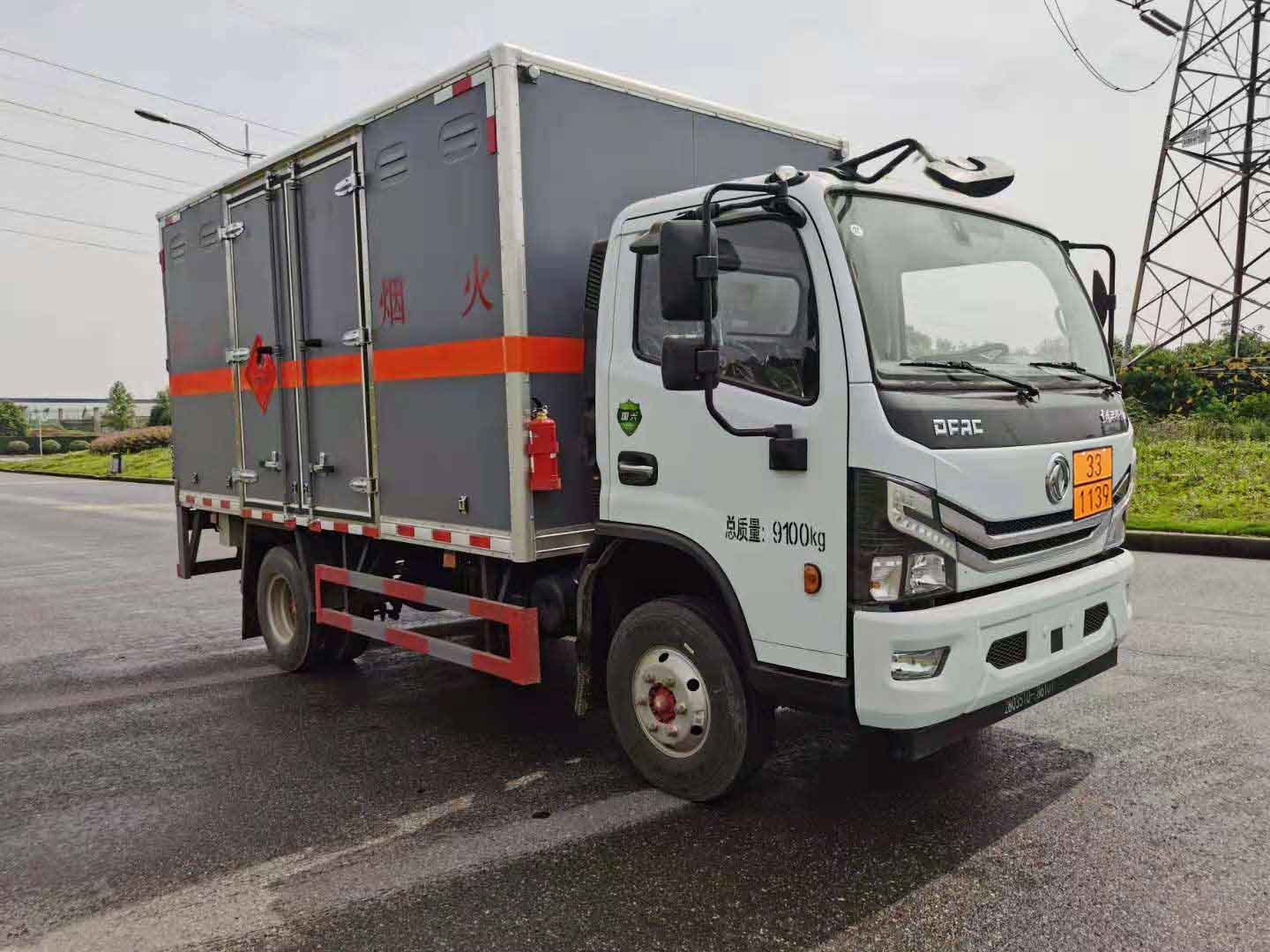 大力牌DLQ5090XRYEQ6型易燃液体厢式运输车